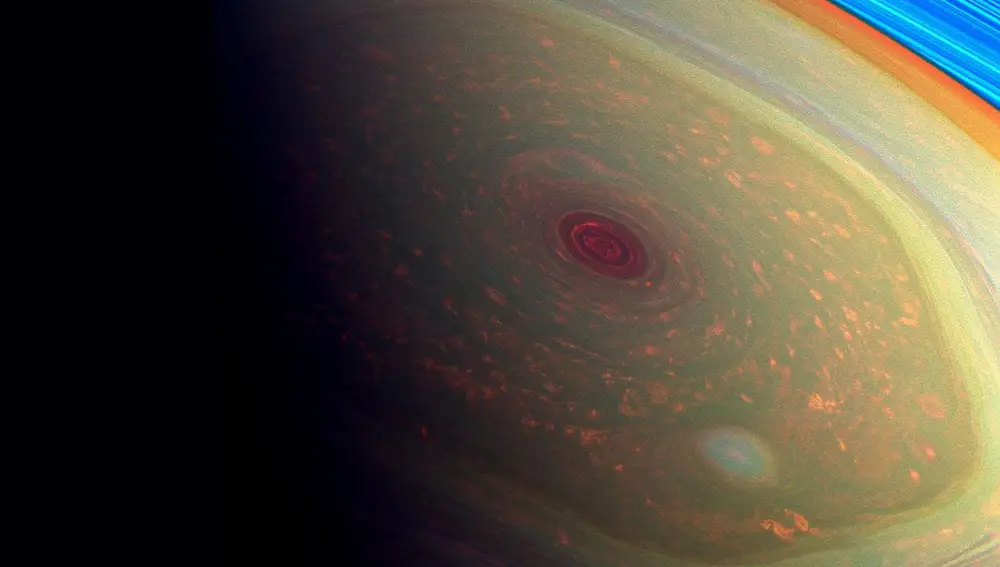 El polo norte de Saturno alberga un impresionante hexágono que gira y que tiene alrededor de 25.000 kilómetros de ancho. Una fuerte corriente de aire hace rotar esta estructura una vez cada diez horas y media alrededor de la gigantesca tormenta que ocupa su centro