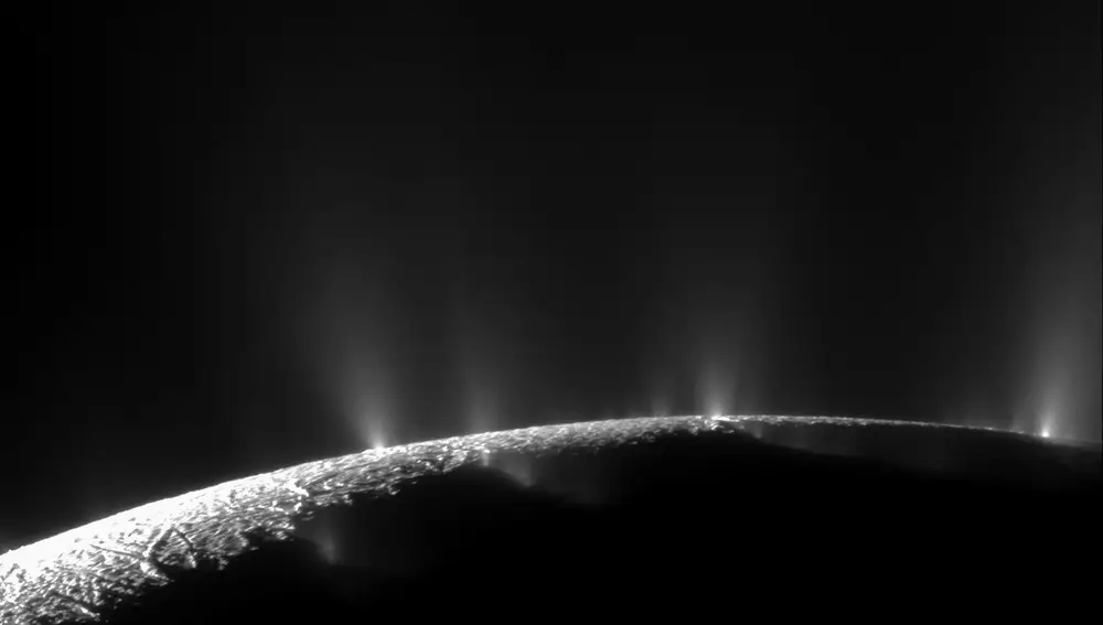 Esta es Enceladus, una de las lunas de Saturno, la sexta en tamaño. Antes de que la misión llegara a su destino, se creía que este satélite estaba completamente helado. Sin embargo, fotografías como esta desvelan la presencia de géiseres en su polo sur que indican la existencia de un mar subterráneo que podría, incluso, albergar vida. 