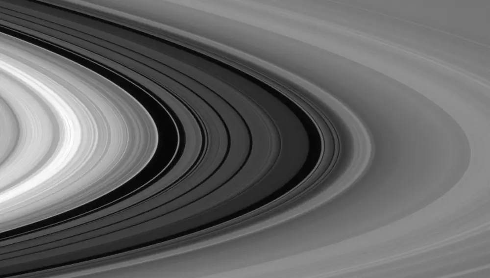 Cassini ha permitido a los científicos estudiar por primera vez la temperatura y composición de los fascinantes anillos de Saturno desde cerca. Los aros tienen solo unos 10 metros de ancho y están compuestos, principalmente, por pedazos de hielo con un tamaño que va desde unas pocas micras hasta metros. 