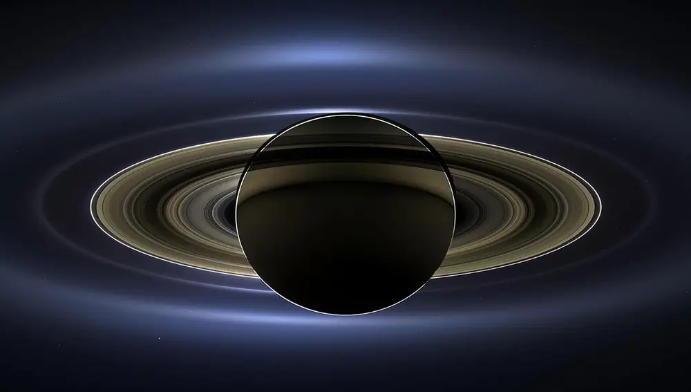 Esta fotografía es en realidad un mosaico que combina otras 141 imágenes. Fueron tomadas en serie por Cassini en julio del 2013, cuando la sonda voló por el lado oscuro de Saturno y pudo capturar la luz filtrándose entre sus anillos.