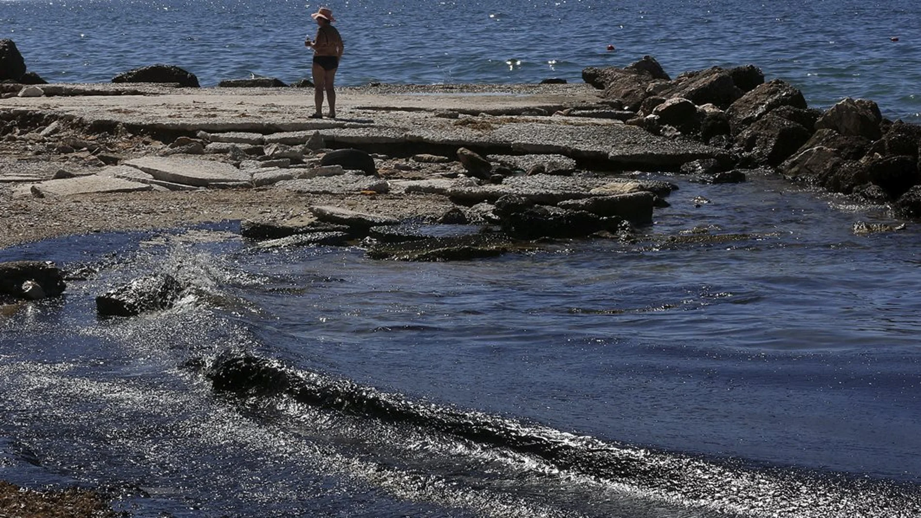 Playa de Atenas contaminada por petróleo