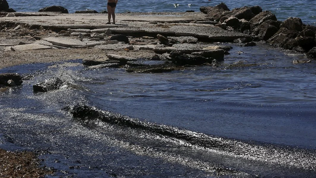 Playa de Atenas contaminada por petróleo