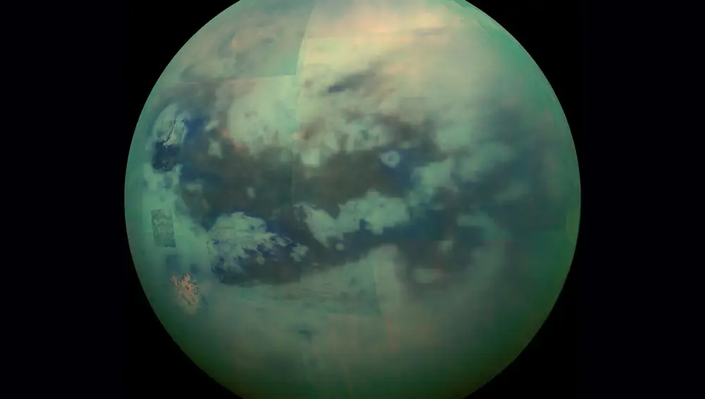La mayor luna de Saturno, Titán, tiene una atmósfera tan densa que no penetra la luz solar. Pero las imágenes de infrarrojos tomadas por Cassini muestran sus increíbles mares de metano. Aunque el satélite natural está muy frío y no presenta agua líquida, la sonda ha identificado algunas señales que apuntan a posible existencia de vida microscópica.