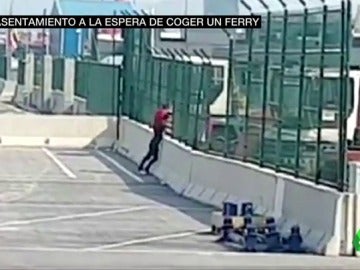 Centenares de personas asentadas Bizkaia intentan colarse en ferris como polizones para entrar ilegalmente en Reino Unido Centenares de personas asentadas Bizkaia intentan colarse en ferris como polizones para entrar ilegalmente en Reino Unido