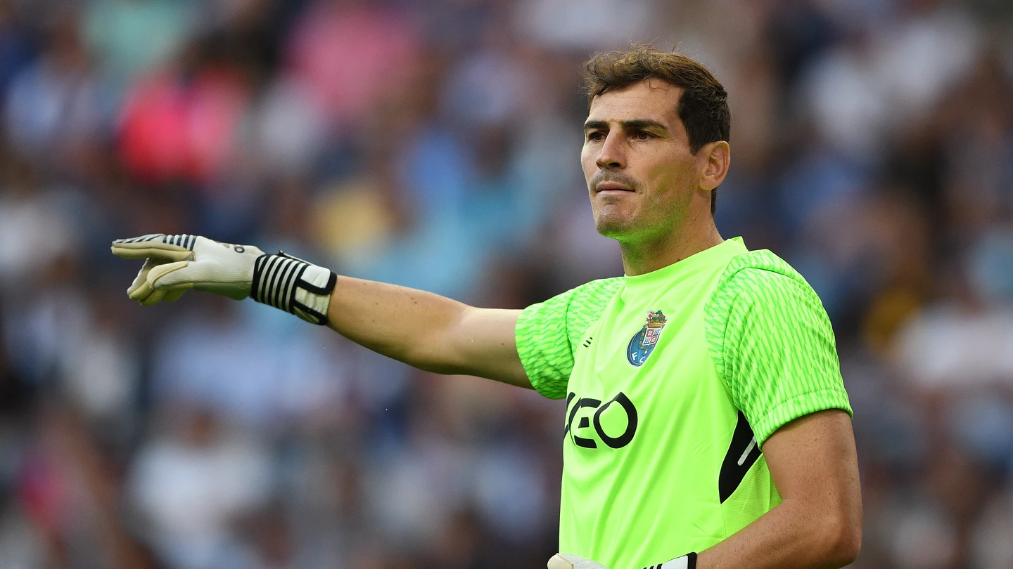 Iker Casillas habla con sus compañeros de equipo en el Oporto Iker Casillas habla con sus compañeros de equipo en el Oporto