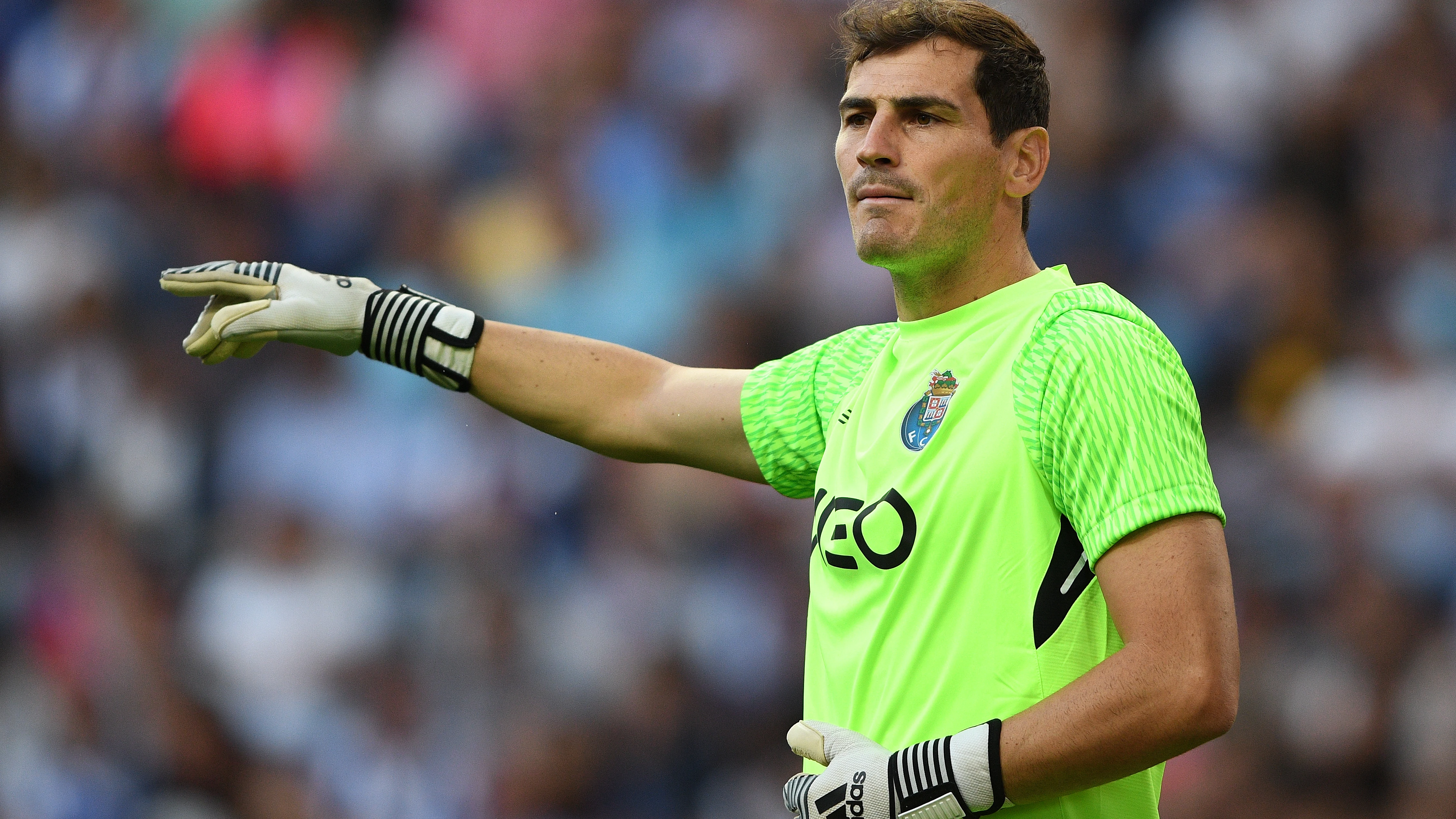 Iker Casillas habla con sus compañeros de equipo en el Oporto