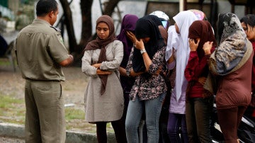 Imagen de archivo de un policía de la sharía aleccionando a unas jóvenes, en Indonesia