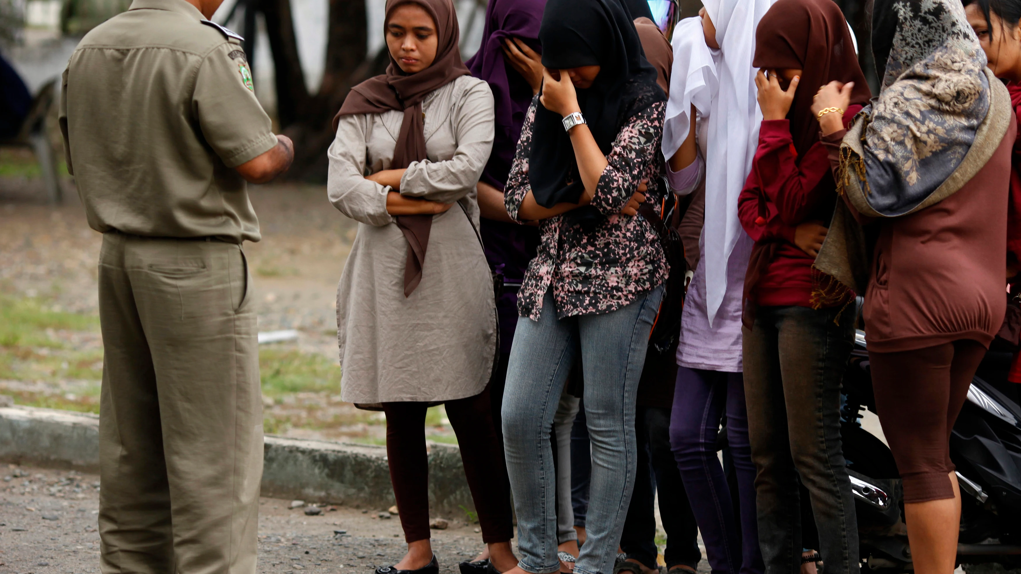 Imagen de archivo de un policía de la sharía aleccionando a unas jóvenes, en Indonesia.