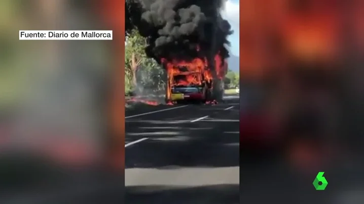 Un autobús sale ardiendo con 25 personas dentro en Mallorca 