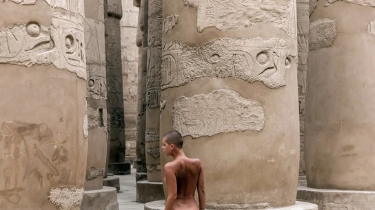 La modelo Marisa Papen posa junto a las columnas del templo de Karnak La modelo Marisa Papen posa junto a las columnas del templo de Karnak
