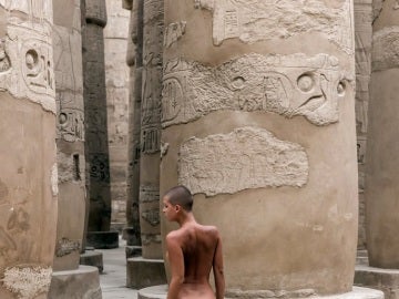 La modelo Marisa Papen posa junto a las columnas del templo de Karnak La modelo Marisa Papen posa junto a las columnas del templo de Karnak