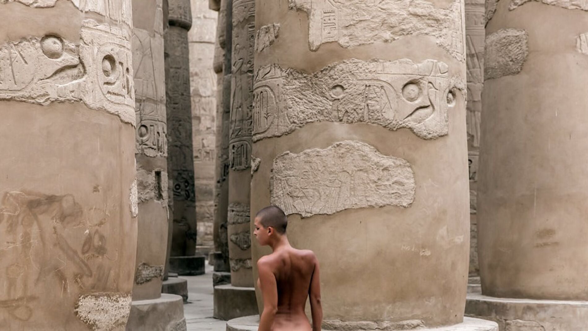 Las fotografías de una modelo desnuda frente a las pirámides de Guiza desatan el enfado del Gobierno egipcio