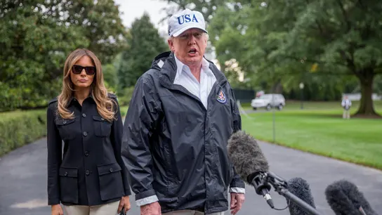 Donald Trump responde a los medios después de su visita al estado de Florida Donald Trump responde a los medios después de su visita al estado de Florida