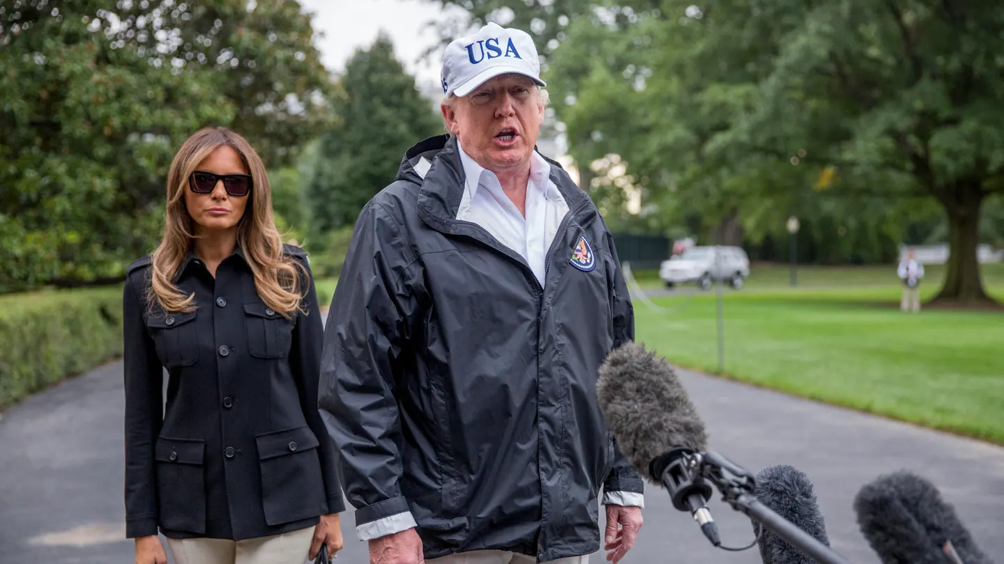 Donald Trump responde a los medios después de su visita al estado de Florida Donald Trump responde a los medios después de su visita al estado de Florida