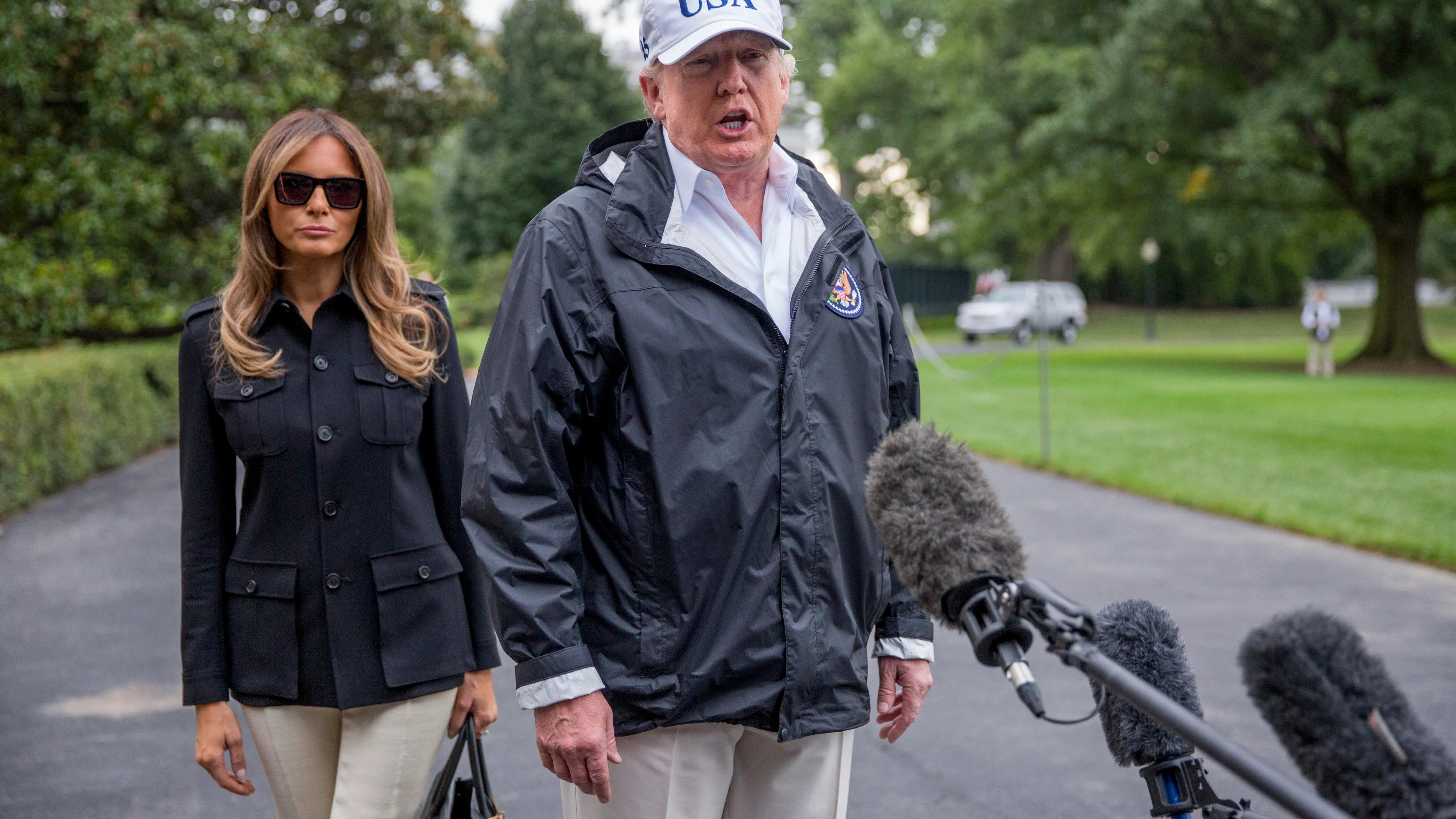 Donald Trump responde a los medios después de su visita al estado de Florida