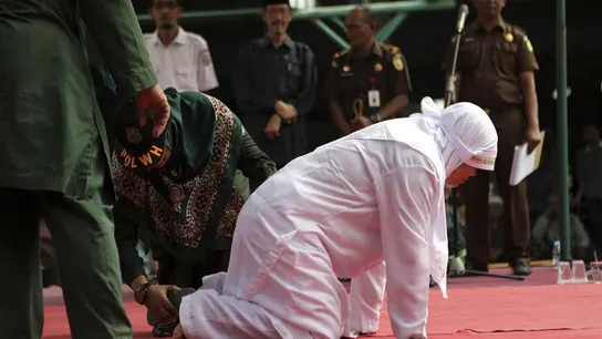 Una joven, a punto de desvanecerse tras ser azotada en Indonesia Una joven, a punto de desvanecerse tras ser azotada en Indonesia