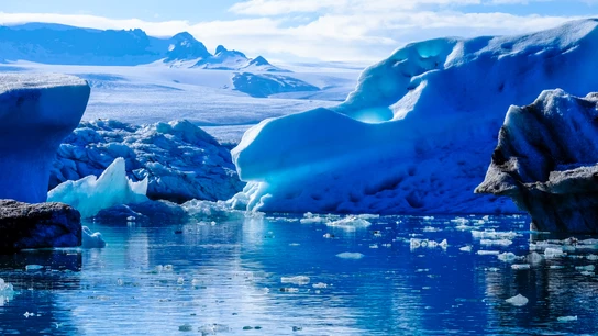 Los glaciares se derriten debido a los gases del efecto invernadero Los glaciares se derriten debido a los gases del efecto invernadero