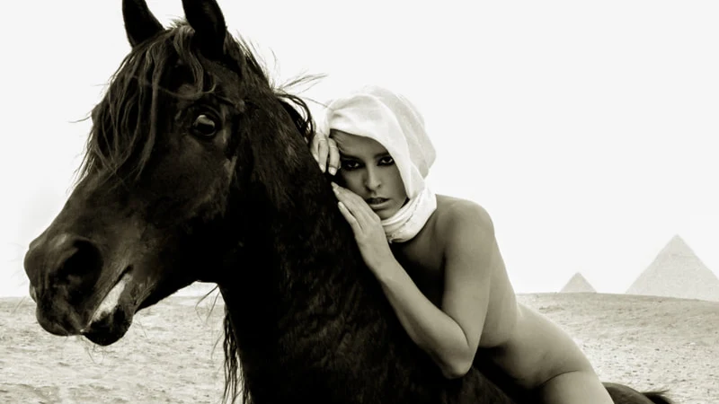 Marisa Papen posa encima de un caballo con las pirámides de Egipto de fondo. Marisa Papen posa encima de un caballo con las pirámides de Egipto de fondo.