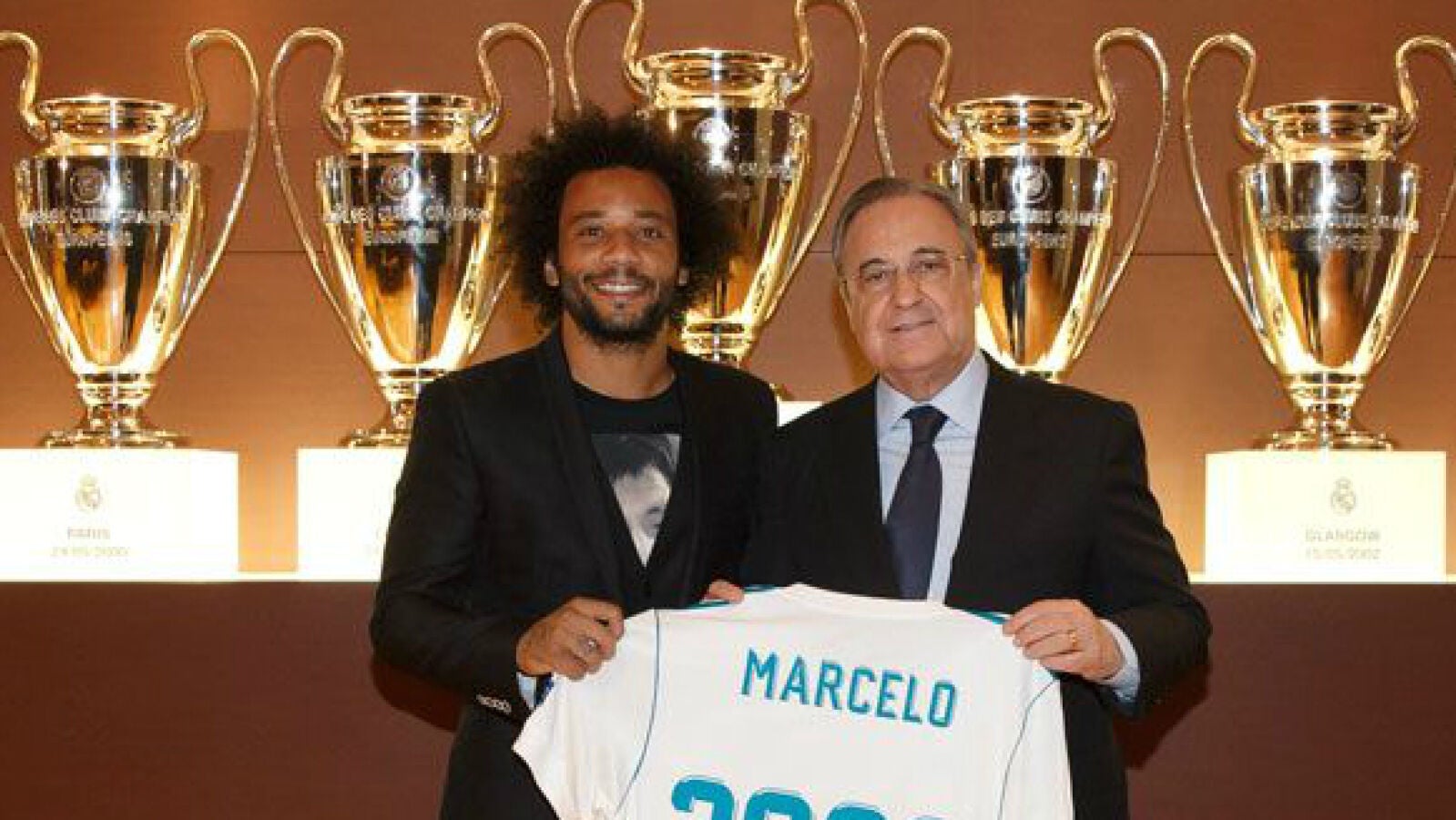 Marcelo posa con Florentino P&eacute;rez en el acto de su renovaci&oacute;n hasta 2022