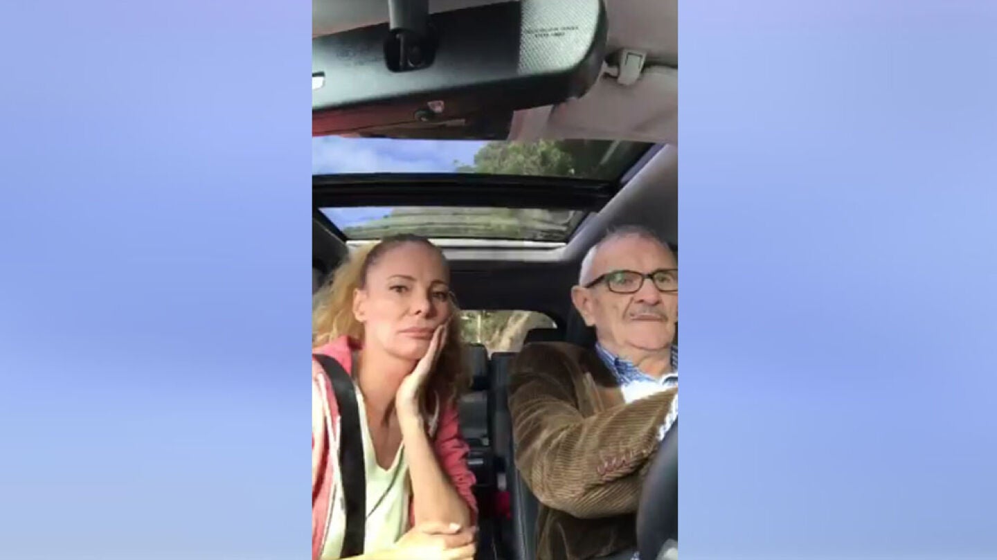 Paula V&aacute;zquez y su padre en el v&iacute;deo que ella ha subido a Twitter