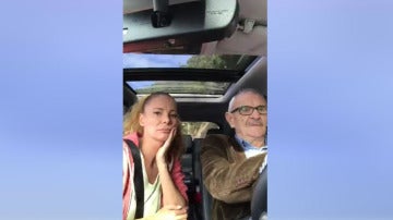 Paula Vázquez y su padre en el vídeo que ella ha subido a Twitter