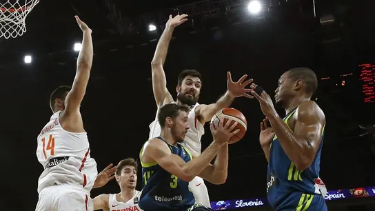 El base de Eslovenia Goran Dragic con el balón ante los jugadores de España, durante el partido de semifinal del Eurobasket 2017 disputado en el Sinan Erdem Arena de Estambul.  El base de Eslovenia Goran Dragic con el balón ante los jugadores de España, durante el partido de semifinal del Eurobasket 2017 disputado en el Sinan Erdem Arena de Estambul.