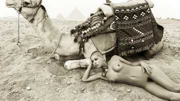 La modelo Marisa Papen posando junto a un camello en Egipto