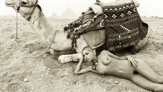 La modelo Marisa Papen posando junto a un camello en Egipto La modelo Marisa Papen posando junto a un camello en Egipto