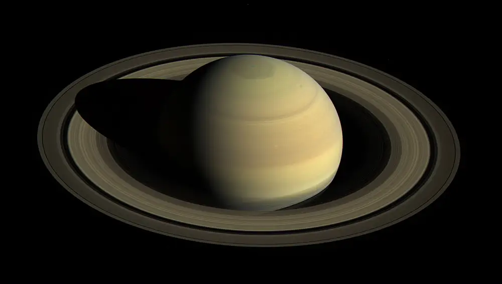 Tomada en abril de 2016, esta foto, resultado de la combinación de varias imágenes, muestra el inicio del solsticio de verano en el hemisferio norte de Saturno. El aumento de la luz solar hace que los remolinos característicos de su superficie se vean borrosos. 