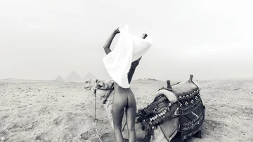 Marisa Papen posa desnuda junto con un camello y las pirámides de Egipto al fondo