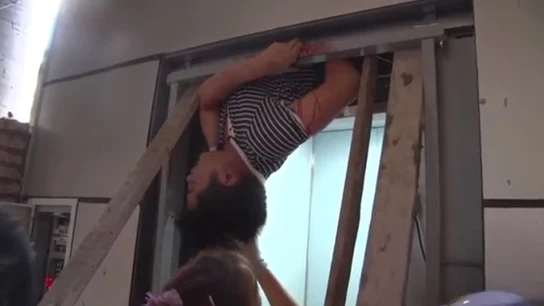 El agónico momento en que un hombre queda atrapado en el hueco del ascensor El agónico momento en que un hombre queda atrapado en el hueco del ascensor