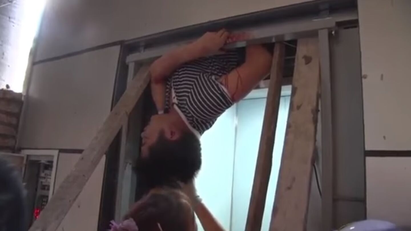 El ag&oacute;nico momento en que un hombre queda atrapado en el hueco del ascensor