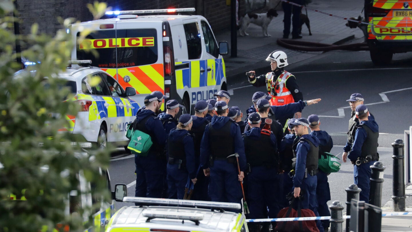 El despliegue policial tras la explosi&oacute;n en el metro de Londres