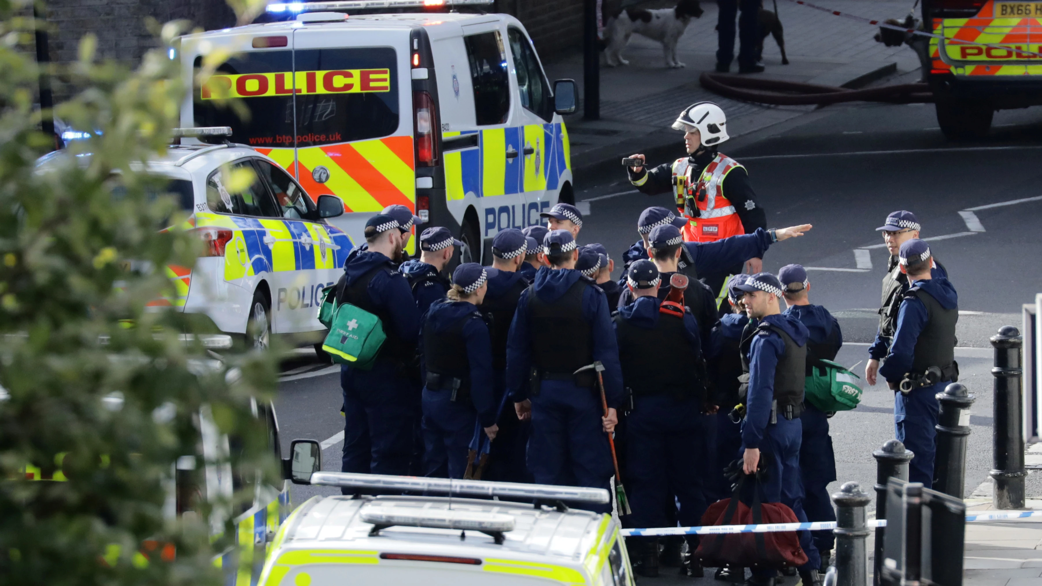 El despliegue policial tras la explosión en el metro de Londres