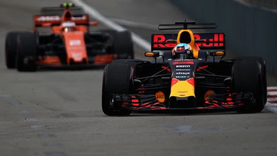 Ricciardo, sobre el trazado de Singapur con Vandoorne por detrás Ricciardo, sobre el trazado de Singapur con Vandoorne por detrás