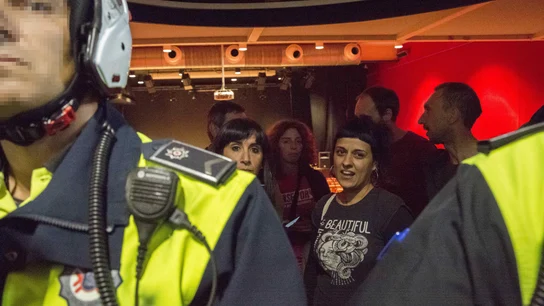 Agentes de la Policía Local de Vitoria identifican a la portavoz de la CUP en el Parlament de Cataluña Agentes de la Policía Local de Vitoria identifican a la portavoz de la CUP en el Parlament de Cataluña