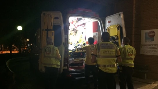 Trabajadores del Samur atienden a un hombre tras ser apuñalado Trabajadores del Samur atienden a un hombre tras ser apuñalado