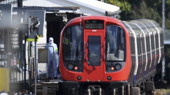 Polic&iacute;as forenses trabajan en el lugar donde se ha producido una explosi&oacute;n en un vag&oacute;n de tren en la estaci&oacute;n de metro Parsons Green