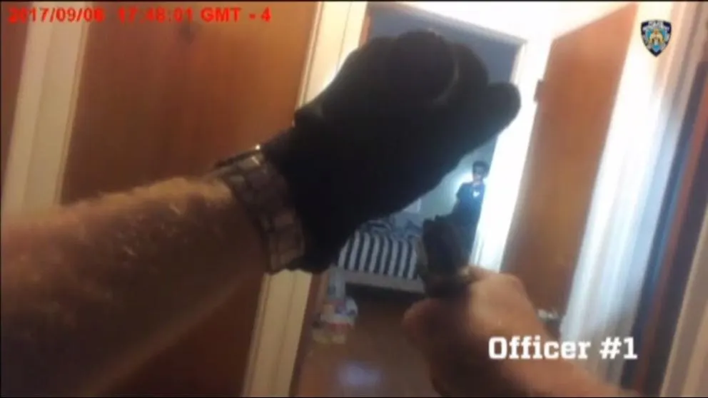 Así encañonaban los policías al presunto atacante