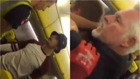 Capturas del momento en el que el pasajero ebrio es reducido por otro viajero Capturas del momento en el que el pasajero ebrio es reducido por otro viajero