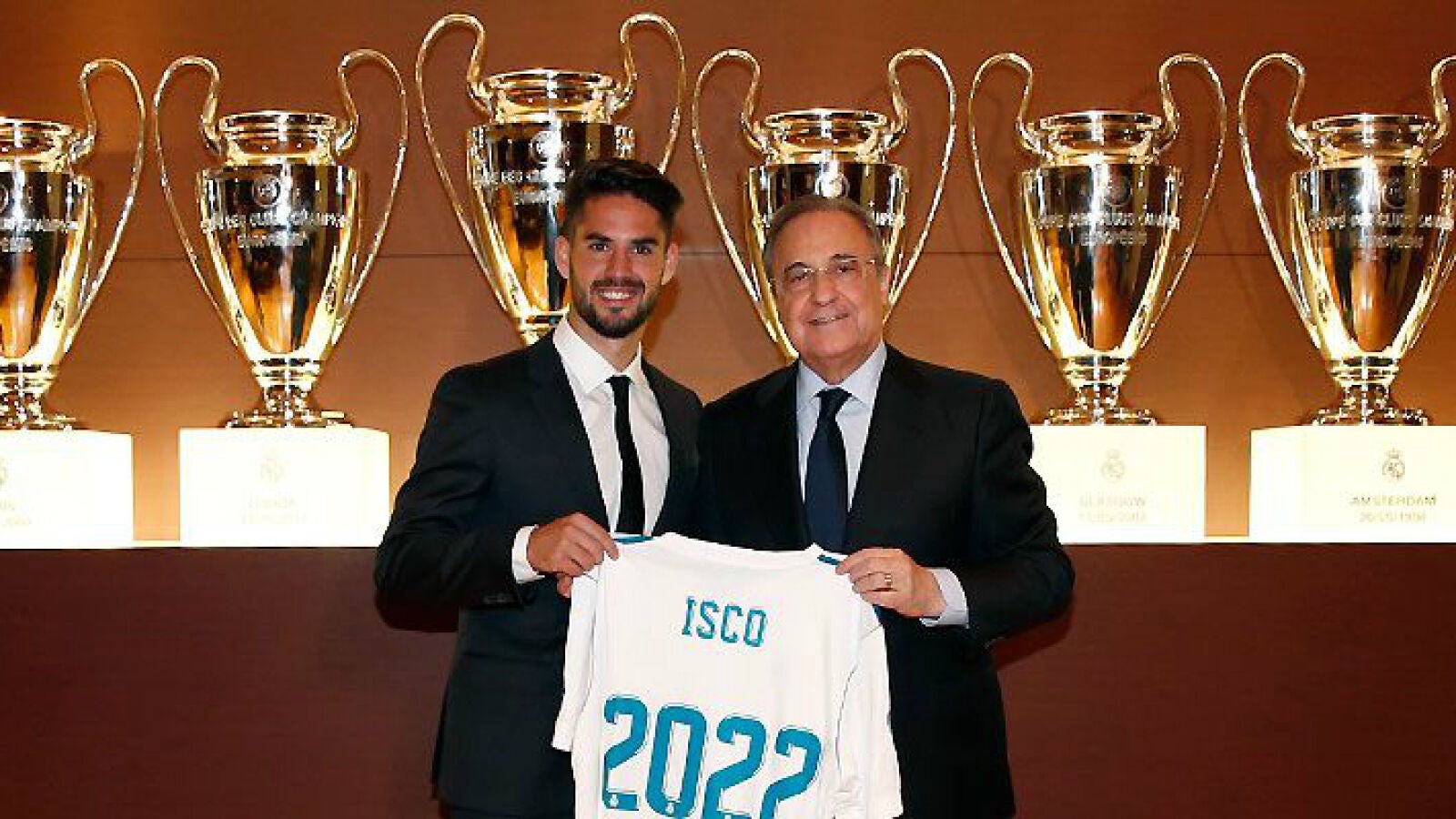 Isco posa con Florentino P&eacute;rez en el acto de su renovaci&oacute;n