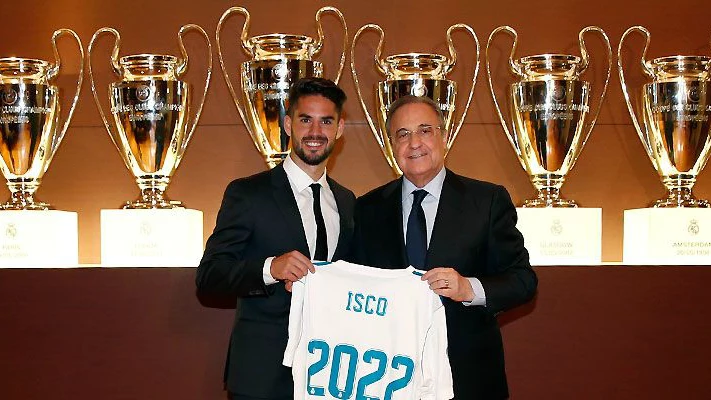 Isco posa con Florentino Pérez en el acto de su renovación Isco posa con Florentino Pérez en el acto de su renovación