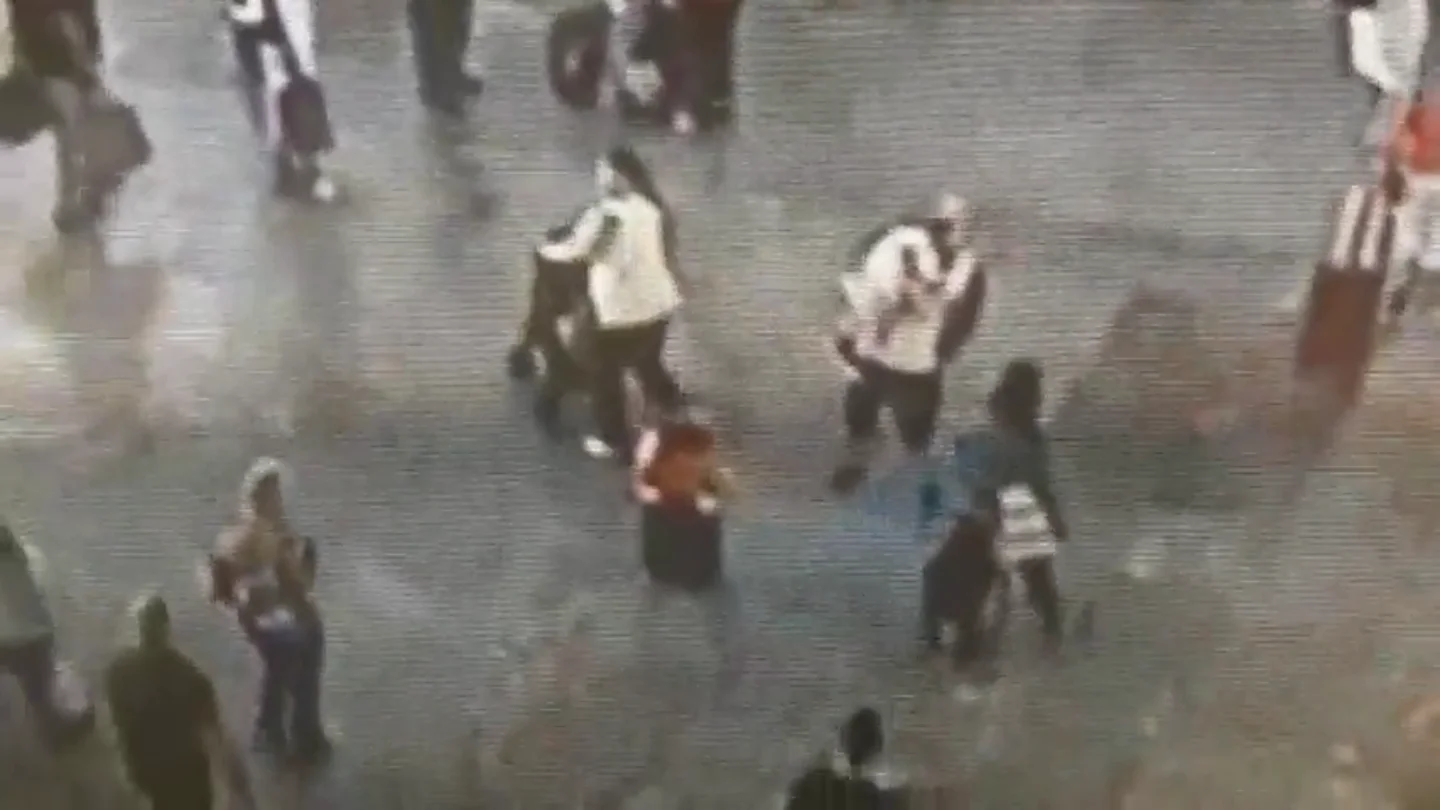 La Guardia Civil salva la vida a un niño de dos años cuando convulsionaba y estaba inconsciente en el aeropuerto de Alicante La Guardia Civil salva la vida a un niño de dos años cuando convulsionaba y estaba inconsciente en el aeropuerto de Alicante