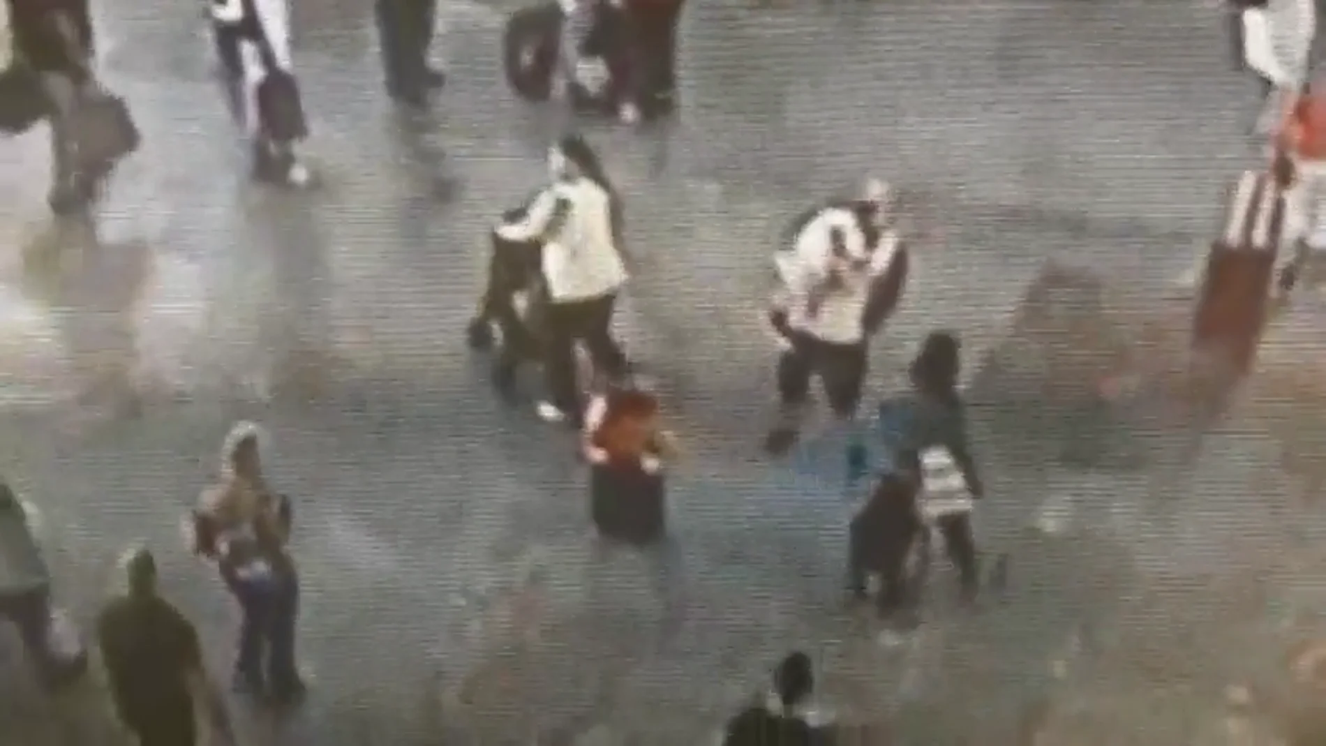 La Guardia Civil salva la vida a un niño de dos años cuando convulsionaba y estaba inconsciente en el aeropuerto de Alicante