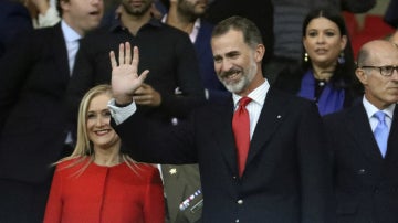 Felipe VI saluda en el Wanda Metropolitano