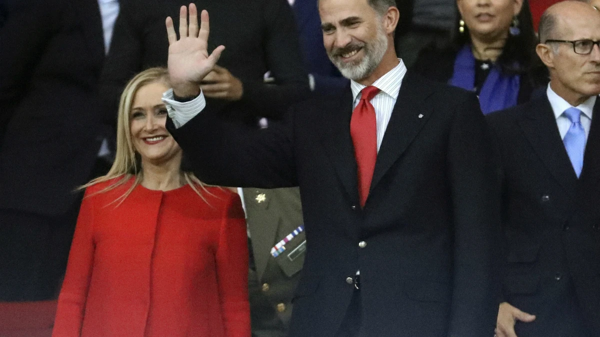 Felipe VI saluda en el Wanda Metropolitano