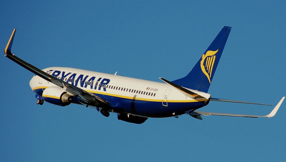 Ryanair se salta la nueva normativa se un día para aplicar el del 75% a residentes de las islas