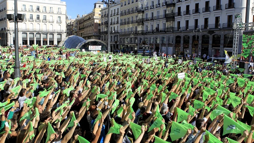 Manifestación de PACMA en Sol Miles de personas convocadas por el Partido Animalista Pacma, en la Puerta del Sol de Madrid, portan pañuelos verdes para simular un "chupinazo animalista" en una manifestación contra la tauromaquia