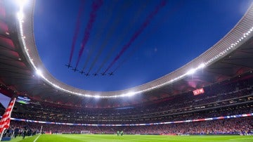 Aviones en el cielo en la inauguración del nuevo templo rojiblanco