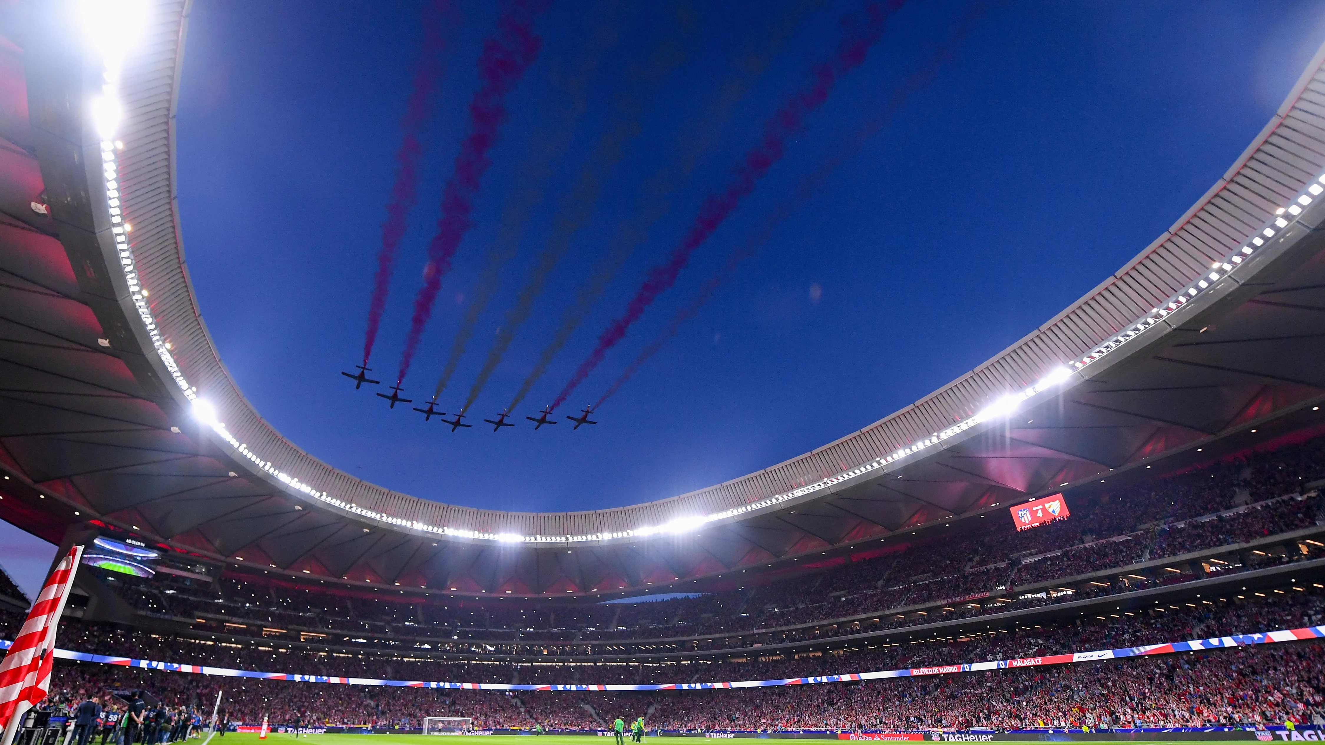 Aviones en el cielo en la inauguración del nuevo templo rojiblanco